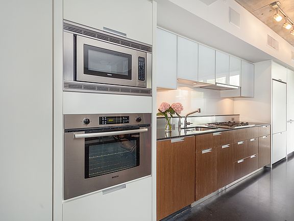 Modern Kitchen w Bosch Appl.
