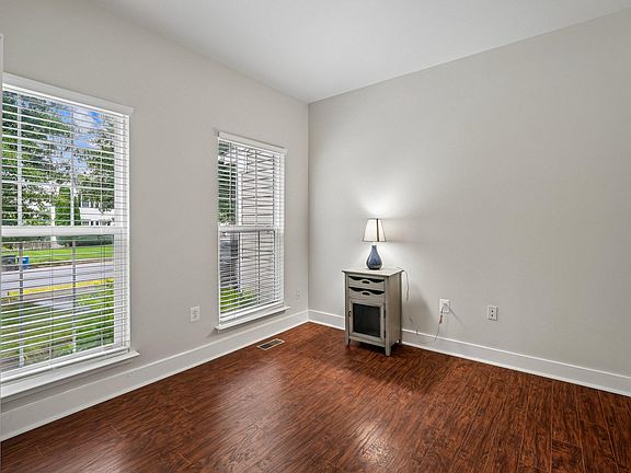 5th image of 952 Devonshire Cir