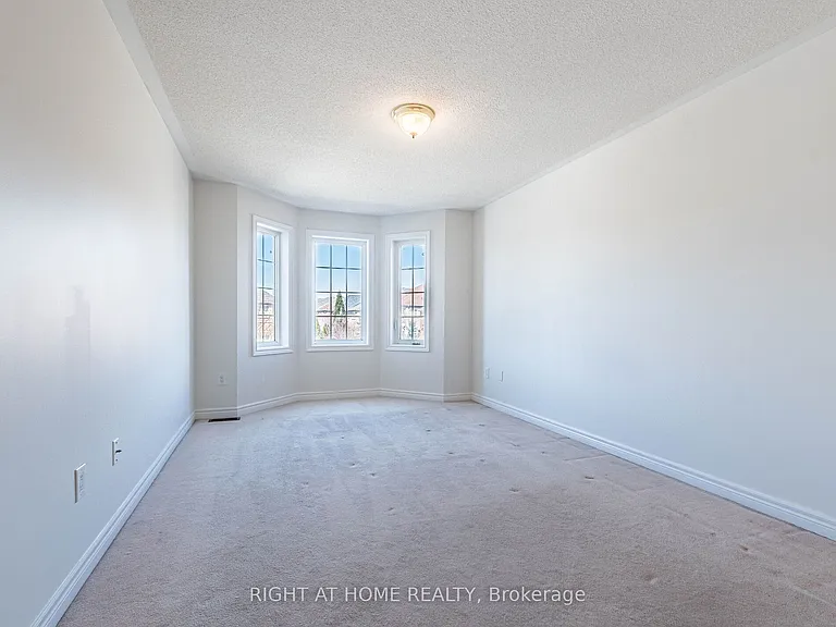 5441 Valhalla Cres — Photo 36