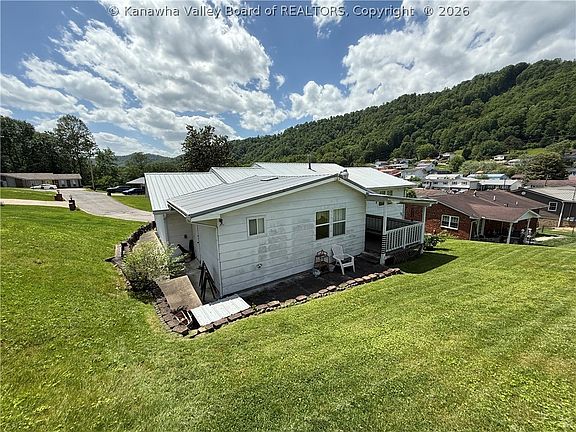3rd image of 40 Hickory Ln