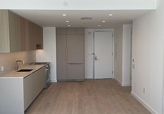 3rd image of 3 Court Sq Penthouse 109