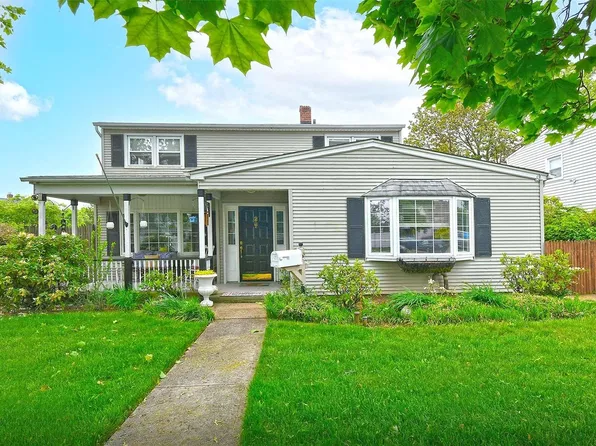 2 Oaktree Lane, Levittown, NY 11756