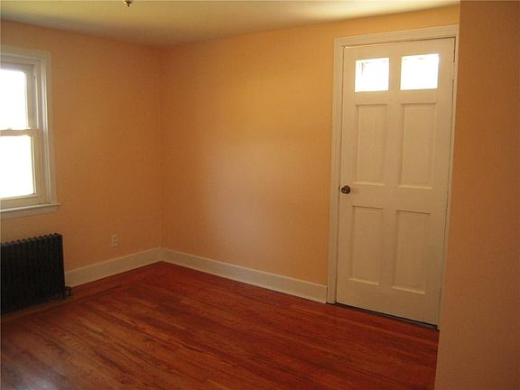 3rd image of 106 Youngs Ave