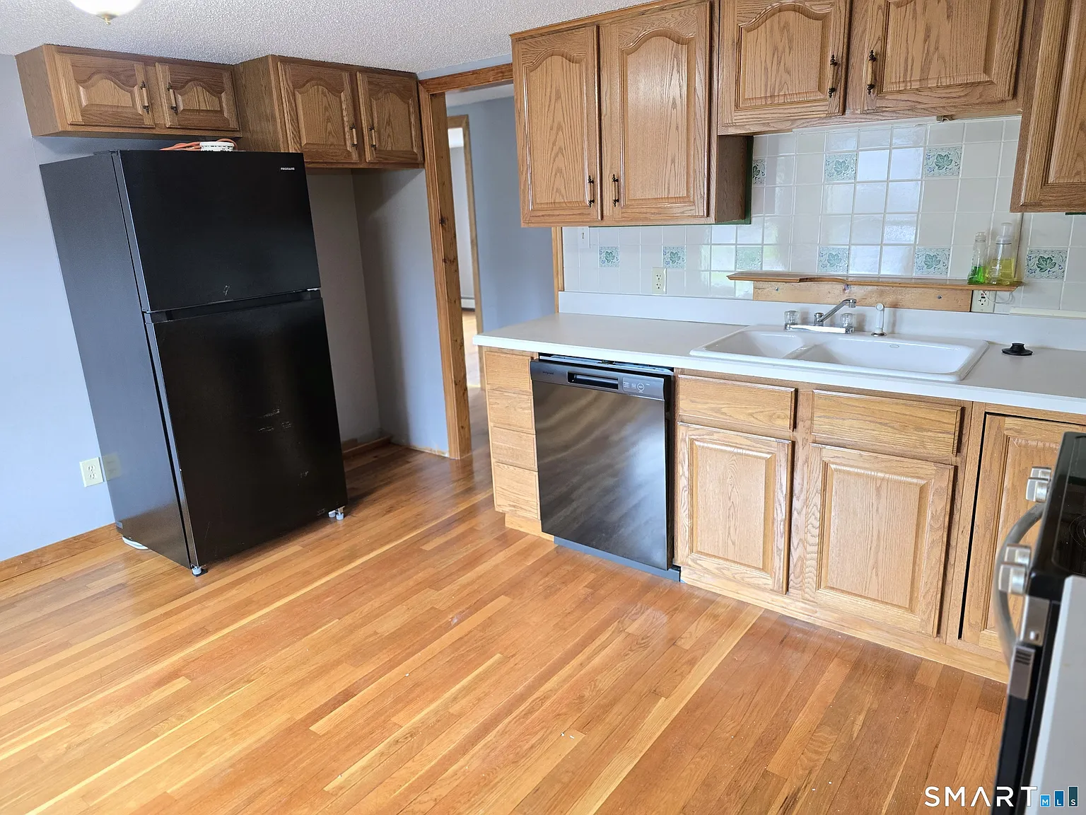2 bed, 1.0 bath, 2424 sqft, $1,750 — Photo 3