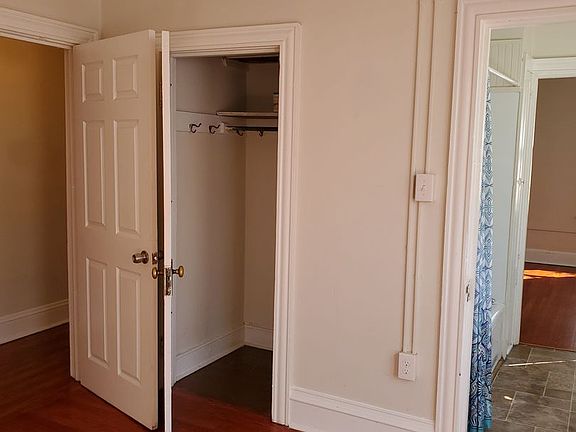 3rd image of 26 W Queen St APT 2R