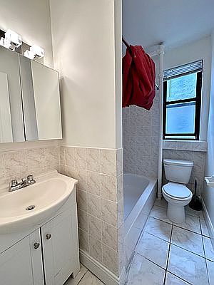 5th image of 483 Montgomery St #2B