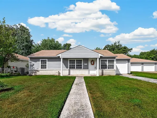 512 W Oak St, Highlands, TX 77562