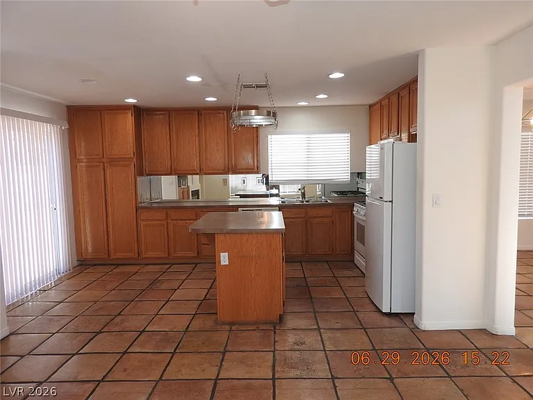 742 Endicott Ct — Photo 11