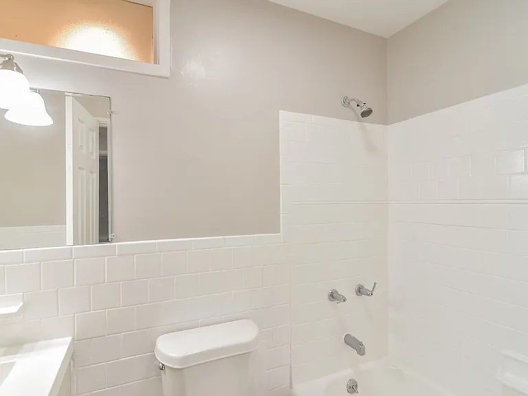 843707_027_bathroom_13010728.jpg