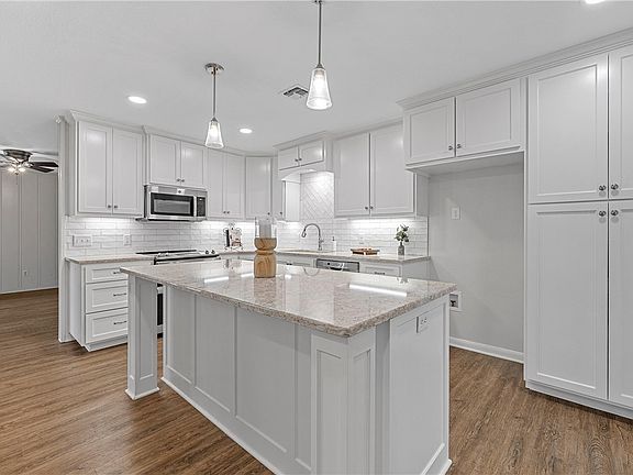 4th image of 1132 Woodland West Dr