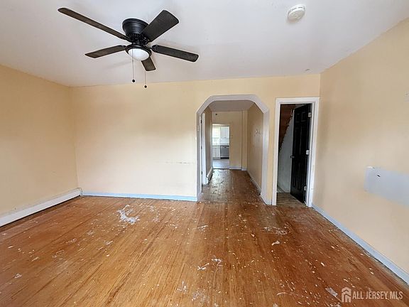 4th image of 493 Miller St