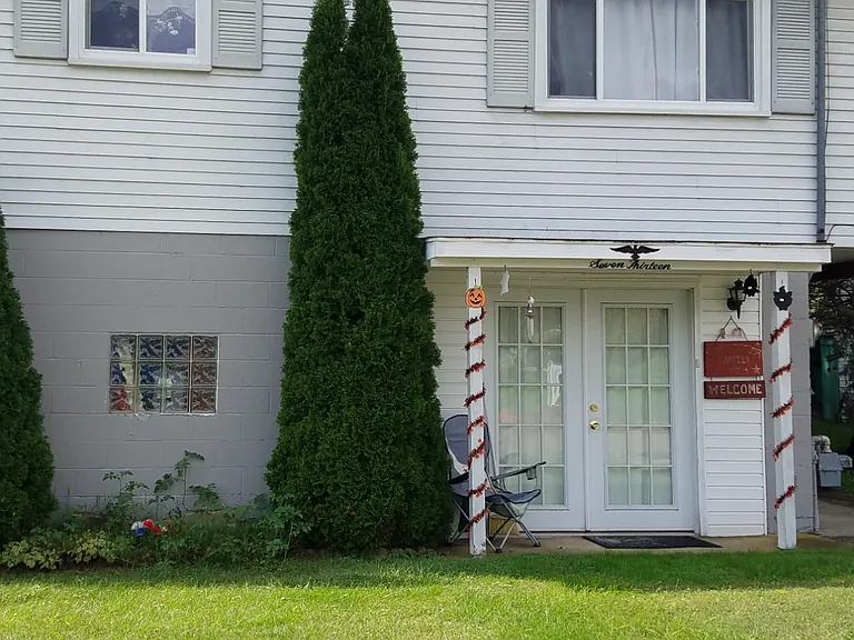 713 Poplar Ave — Photo 1