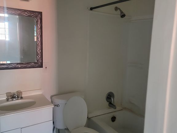 3rd image of 4260 Division St