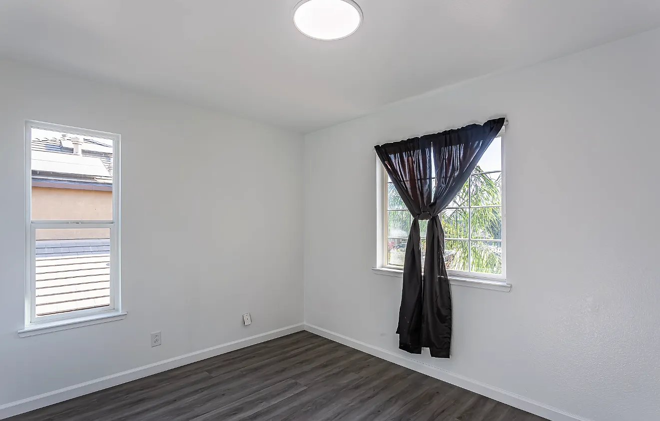 8 bed, 3592 sqft, $900 — Photo 3