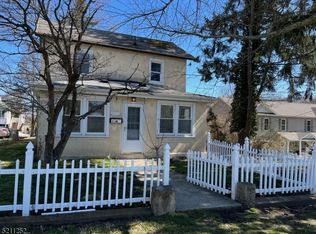 81 Trinity St, Newton, NJ 07860