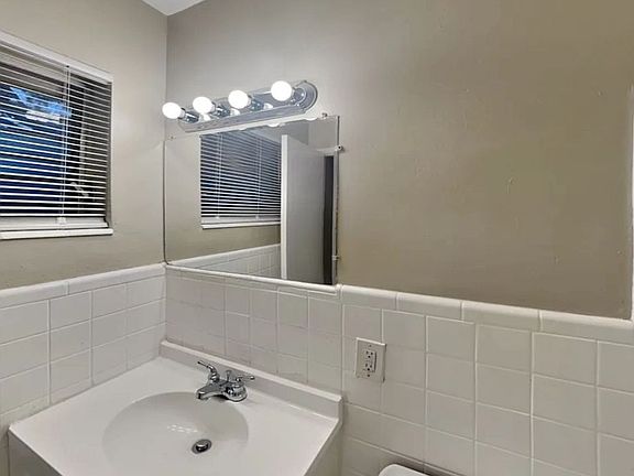 4th image of 3335 Taft St
