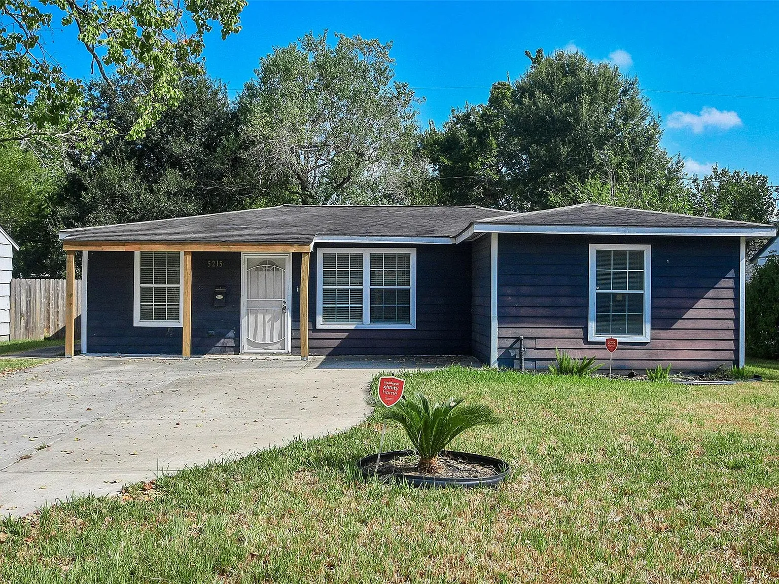 3 bed, 1.5 bath, 1140 sqft, $1,300 — Photo 1