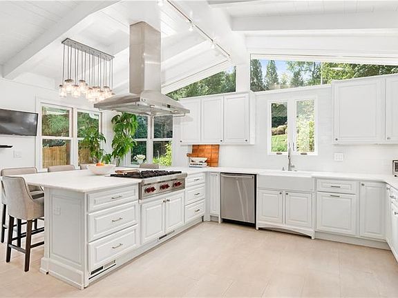 2nd image of 530 Oakview Rd