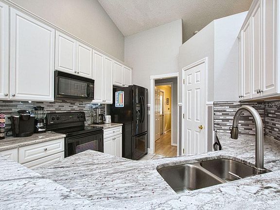 3rd image of 1576 Thornhill Cir