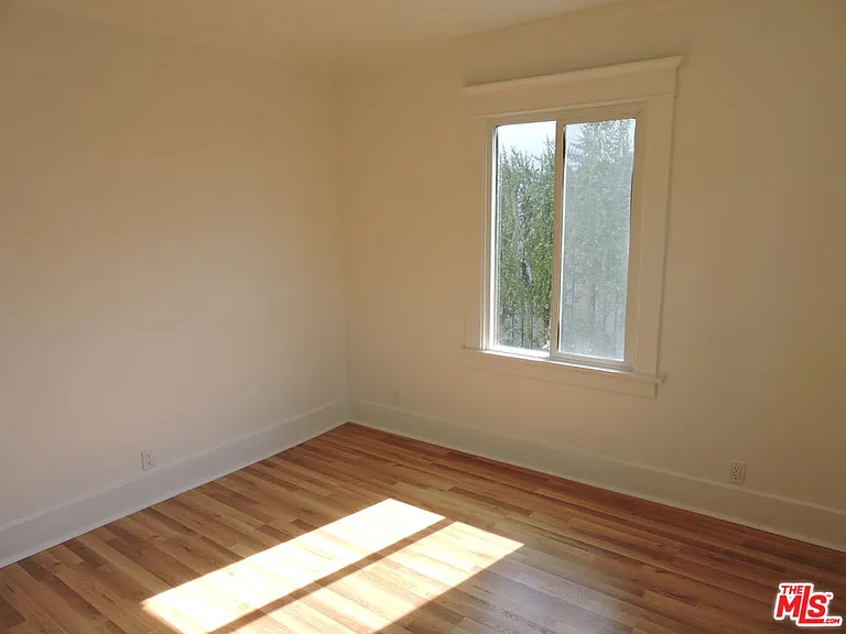 559 N Windsor Blvd — Photo 17