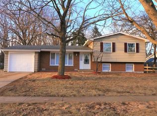 600 Green Oaks Dr, Crystal Lake, IL 60014