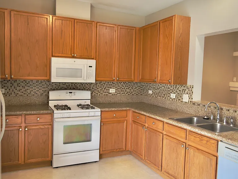 2204 W Concord Ln — Photo 16
