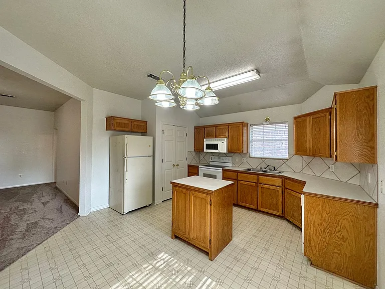 2208 Jay Dr — Photo 17