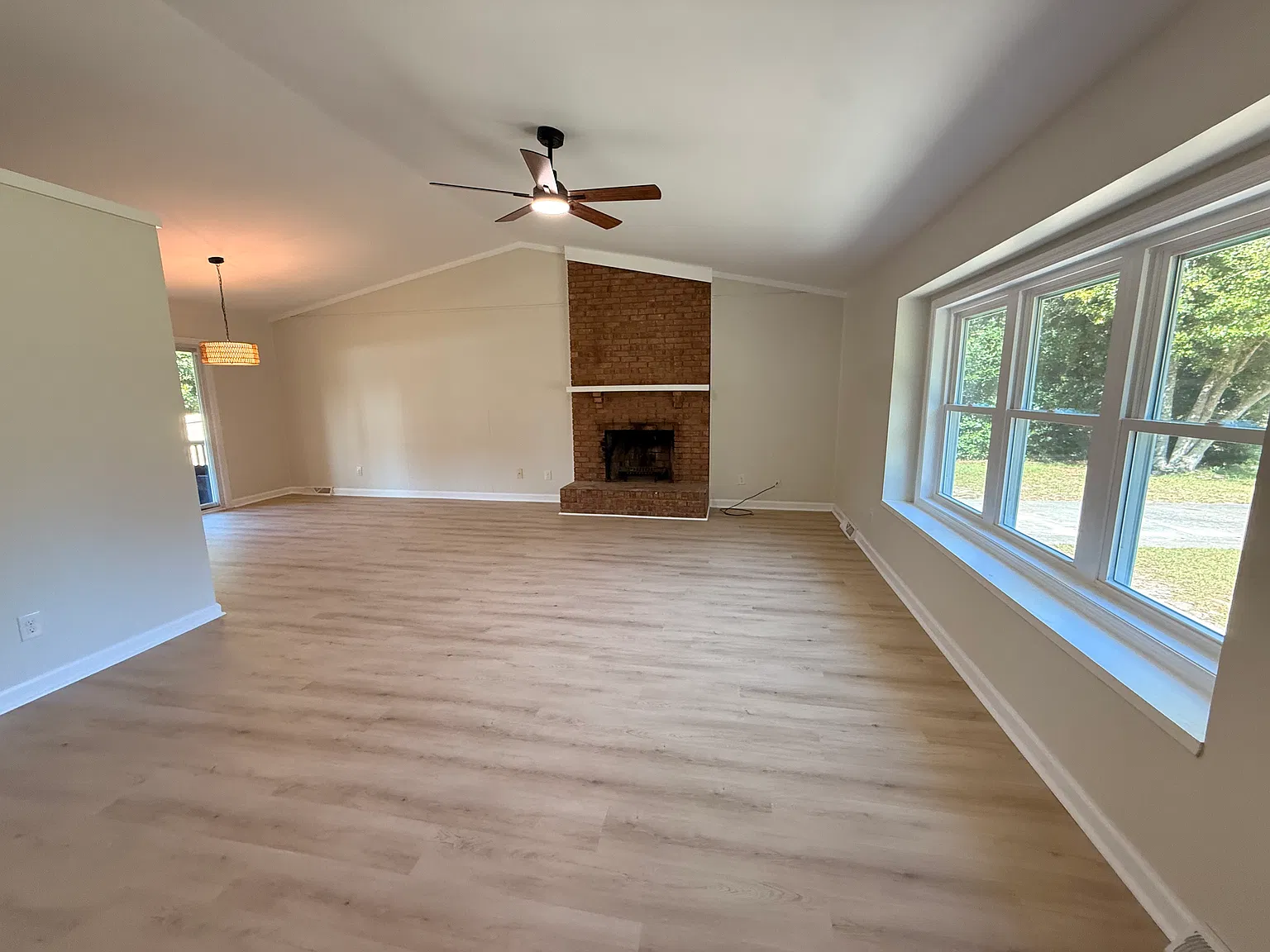 3 bed, 1378 sqft, $2,500 — Photo 2