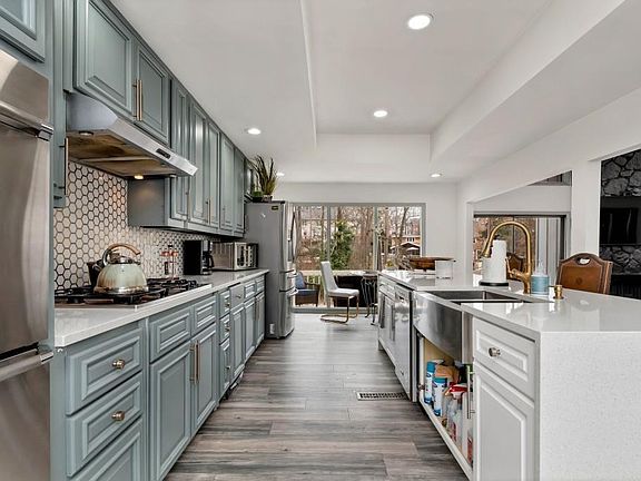 5th image of 905 Heards Ferry Rd