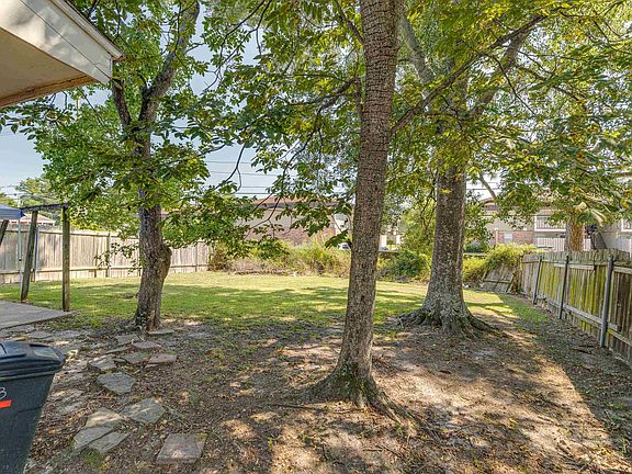 4th image of 13 W Elmwood Dr