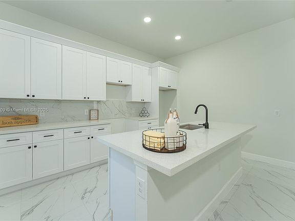 5th image of 729 Giorgio Ave S