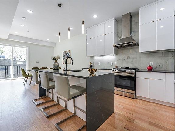 3rd image of 39 Boyd Ave #Penthouse 4
