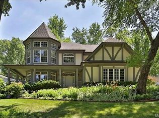 8 Sussex Dr, Saint Louis, MO