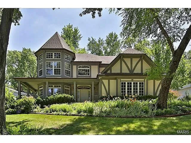 8 Sussex Dr photo 1