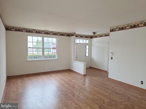4th image of 44 Mayfaire Cir