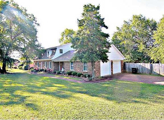 4th image of 1221 Bradshaw Dr