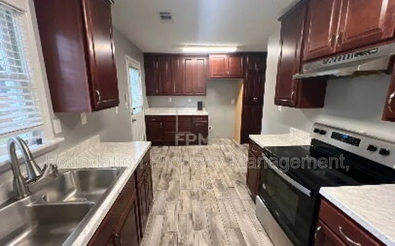 5 bed, 2.0 bath, 3231 sqft, $2,100 — Photo 3