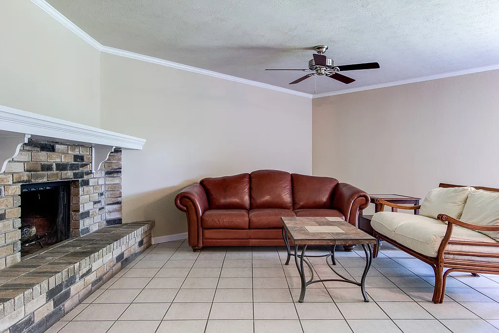 3 bed, 1347 sqft, $1,995 — Photo 2