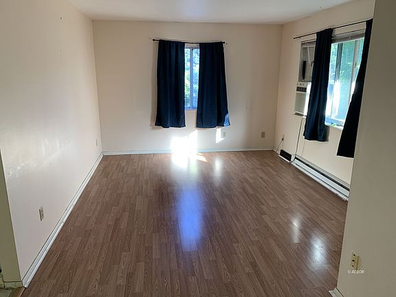 5th image of 7 Carol Ln