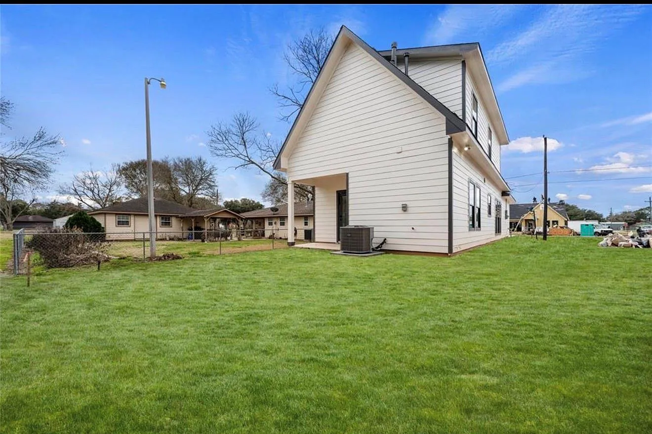 4 bed, 2.5 bath, 1497 sqft, $1,895 — Photo 3