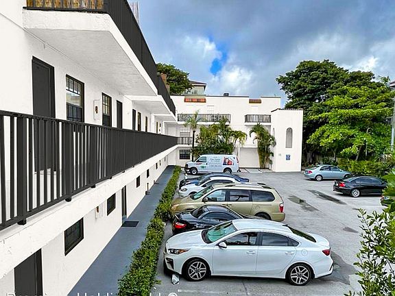 4th image of 2705 NE 9th Ave APT 205