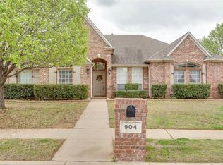 904 Ridge Crest Dr, Burleson, TX 76028