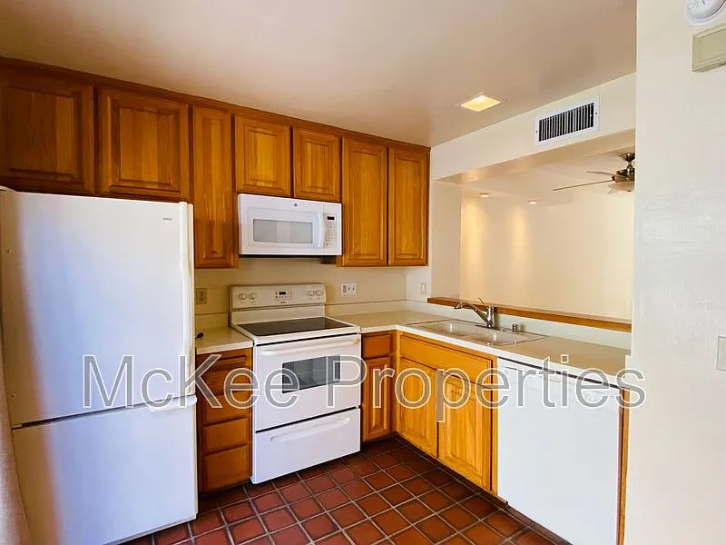 2 bed, 2.0 bath, 1056 sqft, $3,550 — Photo 4