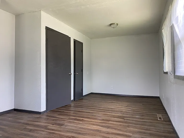 2302 S Saint Clair Ave — Photo 15