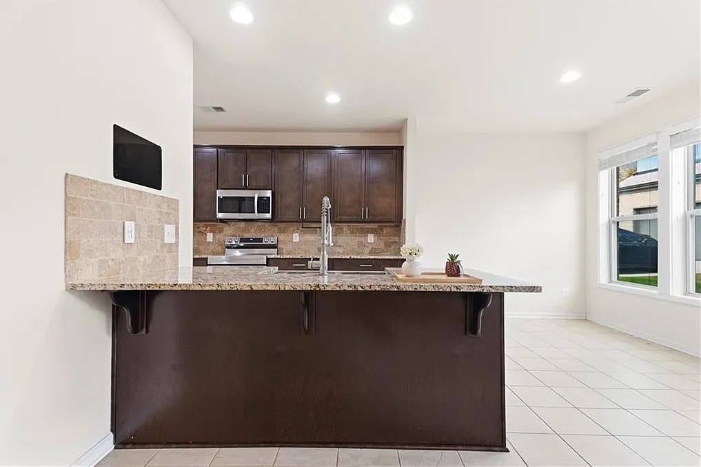 4 bed, 3.5 bath, 2368 sqft, $2,600 — Photo 4