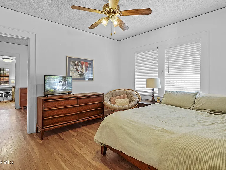 4017 Oxford Ave — Photo 10