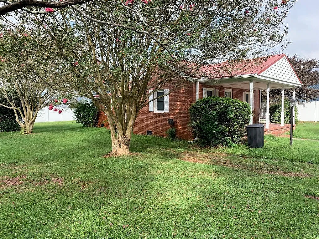 2 bed, 850 sqft, $1,600 — Photo 2