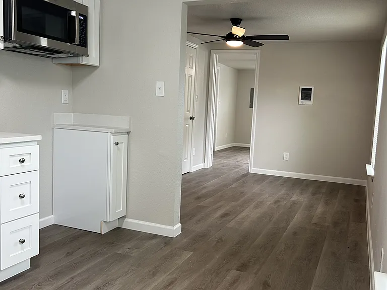 407 N Justin Ave #B — Photo 3