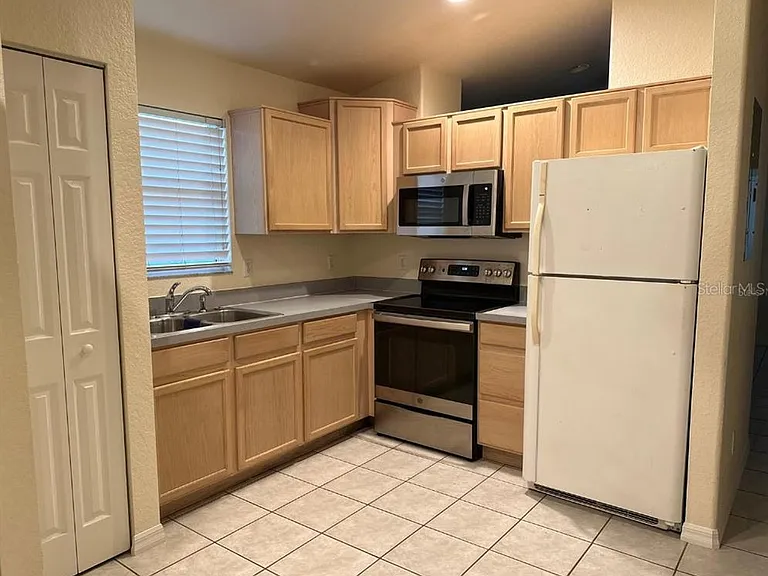 1404 E Crystal Lake Ave — Photo 8