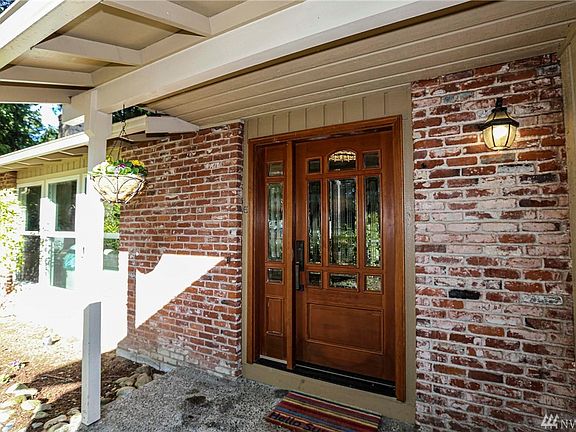 5th image of 2406 NE Breezewood Ln